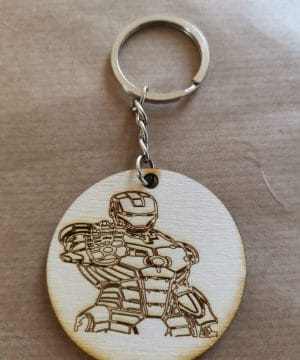 Ξύλινο μπρελοκ με τη φιγούρα του iron man και ασημί κρίκο
