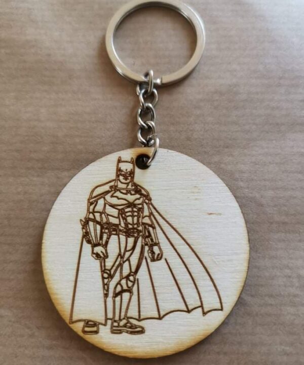 Ξύλινο μπρελόκ με τη φιγούρα του batman με ασημί κρίκο