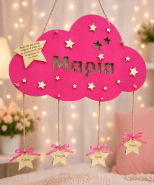 Ξύλινο κρεμαστό διακοσμητικό σύννεφο με κομμένο όνομα, ευχή στο μεγάλο αστέρι και ευχές στα μικρά αστεράκια