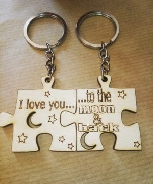 Ξύλινο μπρελόκ παζλ "i love you to the moon and back"