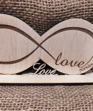 Ξύλινο διακοσμητικό "το άπειρο- love" με βάση και ονόματα