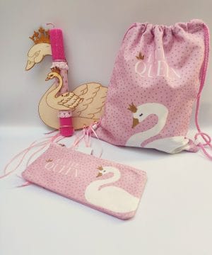 Σετ λαμπάδας με θέμα τον κύκνο, πλάτη λαμπάδας  κρεμαστό διακοσμητικό, σακίδιο πλάτης και τσαντάκι με φερμουάρ