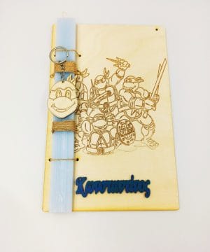 Λαμπάδα με χελωνονιντζάκι και πλάτη διακοσμητική με φιγούρες μπρελόκ και όνομα που επιθυμείτε