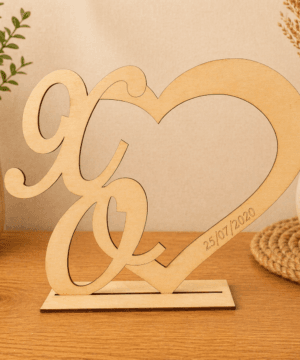 Ξύλινη καρδιά με βάση, χρυσή, με αρχικά και ημερομηνία
