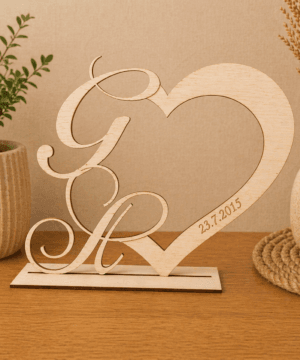 Ξύλινη καρδιά με αρχικά και ημερομηνία βαμμένη ασημί