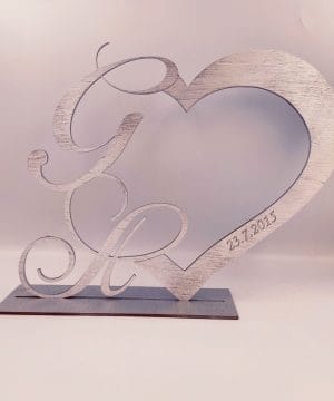 Ξύλινη καρδιά με αρχικά και ημερομηνία βαμμένη ασημί