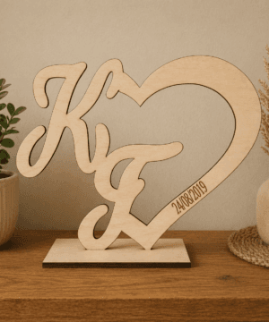 Ξύλινη καρδιά με βάση , τα αρχικά σας και ημερομηνία