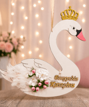 Ξύλινος διακοσμητικός κύκνος με όνομα, λουλούδια και πούπουλα