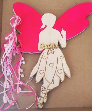 Ξύλινο ευχολόγιο νεράιδα με βαμμένα φούξια φτερά και χρυσό όνομα