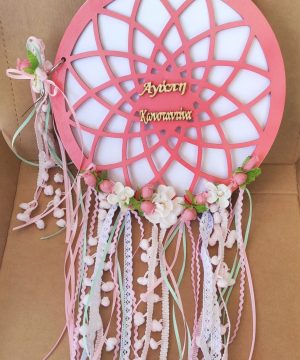 Ξύλινο ευχολόγιο ονειροπαγίδα ροζ με διάφορεσ τρέσες, κορδέλες και λουλούδια