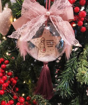 Μπάλα πλέξιγκλας με αστέρι "τα πρώτα μου Χριστούγεννα στην κοιλιά της μαμάς " ή κείμενο της επιλογής σας, με καρδούλα , σάπιο μήλο κορδέλες και δαντέλα, χιόνι, φούντα μεταξωτή και φτερά σάπιο μήλο