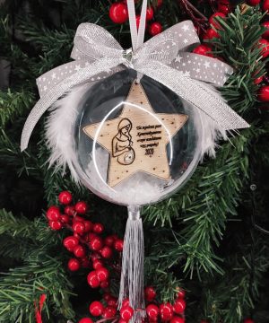 Μπάλα πλέξιγκλας με αστέρι “τα πρώτα μου Χριστούγεννα στην κοιλιά της μαμάς ” ή κείμενο της επιλογής σας, με καρδούλα , γκρί και ασημί κορδέλες, χιόνι, φούντα ασημί μεταξωτή και φτερά λευκά