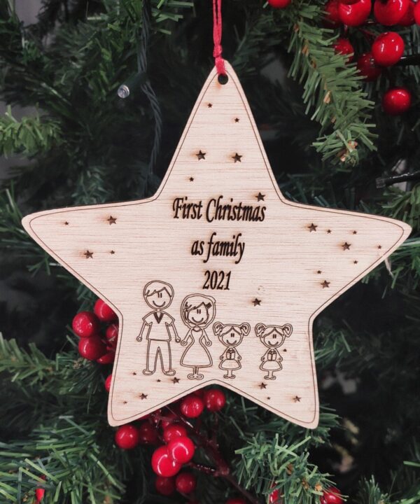 Ξύλινο στολίδι " First Christmas as family 2021" με την οικογένειά σας