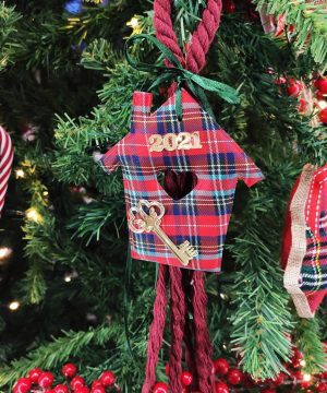 Γούρι με μπορντό κορδόνι , υφασμάτινο σπιτάκι και πλέξιγκλας κλειδί και 2021