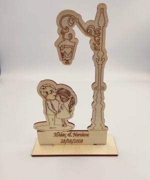 Ξύλινο Σταντ με φανάρι και ζευγάρι, με ονόματα και ημερομηνία