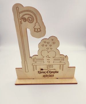 Ξύλινο Σταντ με ζευγάρι σε παγκάκι και φανάρι με ονόματα και ημερομηνία