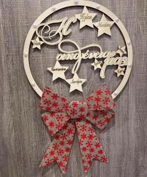 Ξύλινο στεφάνι με ονόματα και ευχές
