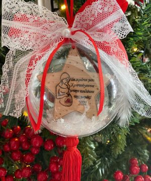 Μπάλα πλέξιγκλας με αστέρι “τα πρώτα μου Χριστούγεννα στην κοιλιά της μαμάς ” ή κείμενο της επιλογής σας, με καρδούλα ,κόκκινες  κορδέλες , λευκή δαντέλα, φτερά και φούντα κόκκινη