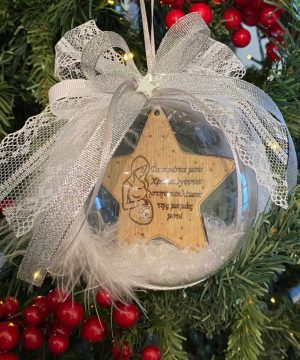 Μπάλα πλέξιγκλας με αστέρι “τα πρώτα μου Χριστούγεννα στην κοιλιά της μαμάς ” ή κείμενο της επιλογής σας, με καρδούλα , λευκές και ασημί  κορδέλες , δαντέλα και φτερά