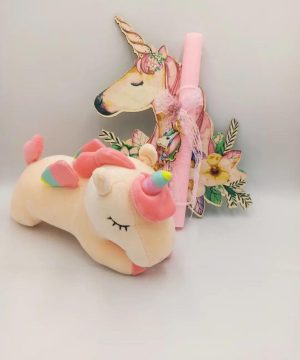 Λαμπάδα με μονόκερο λούτρινο , έγχρωμη ξύλινη διακοσμητική πλάτη και μπρελόκ πάνω στη λαμπάδα