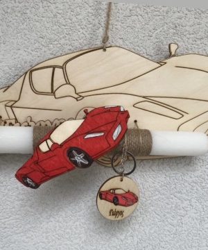 Λαμπάδα Ferrari με ξύλινη διακοσμητική πλάτη, μαγνητάκι και μπρελόκ πάνω στη λαμπάδα