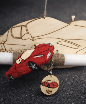 Λαμπάδα Ferrari με ξύλινη διακοσμητική πλάτη, μαγνητάκι και μπρελόκ πάνω στη λαμπάδα