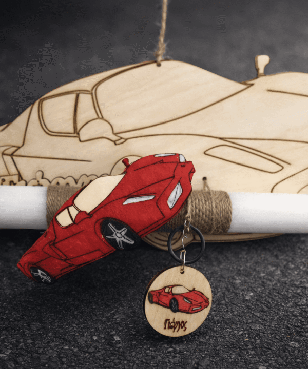 Λαμπάδα Ferrari με ξύλινη διακοσμητική πλάτη, μαγνητάκι και μπρελόκ πάνω στη λαμπάδα