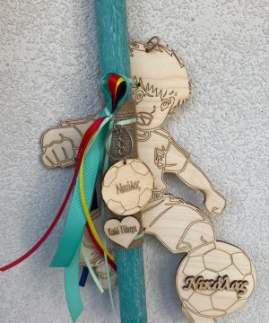 Λαμπάδα - ποδοσφαιριστής με μπάλα σε ξύλινη διακοσμητική πλάτη και μπρελόκ στη λαμπάδα