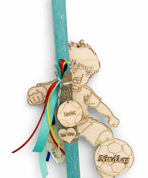 Λαμπάδα - ποδοσφαιριστής με μπάλα σε ξύλινη διακοσμητική πλάτη και μπρελόκ στη λαμπάδα