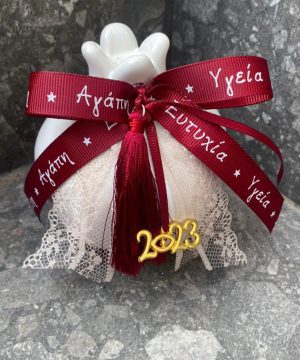 Ρόδι κεραμεικό λευκό με Μπορντό φούντα, κορδέλα με ευχές και δαντέλα