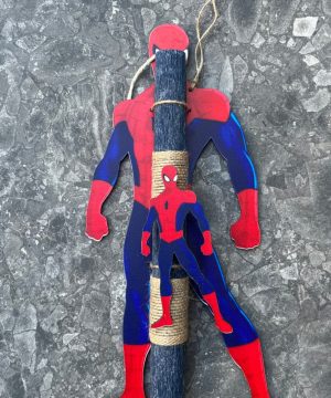Λαμπάδα Spiderman με ξύλινη έγχρωμη διακοσμητική πλάτη και ξύλινο έγχρωμο μαγνητάκι πάνω στη λαμπάδα