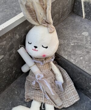 Λαμπάδα διακοσμημένη με λούτρινη κούκλα κουνελάκι 62 εκ